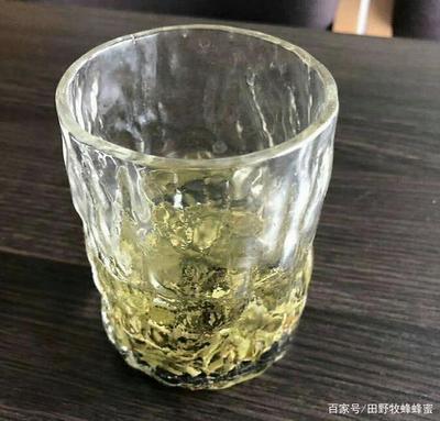 真蜂蜜冲水是怎样子的(真蜂蜜冲水喝什么味道)